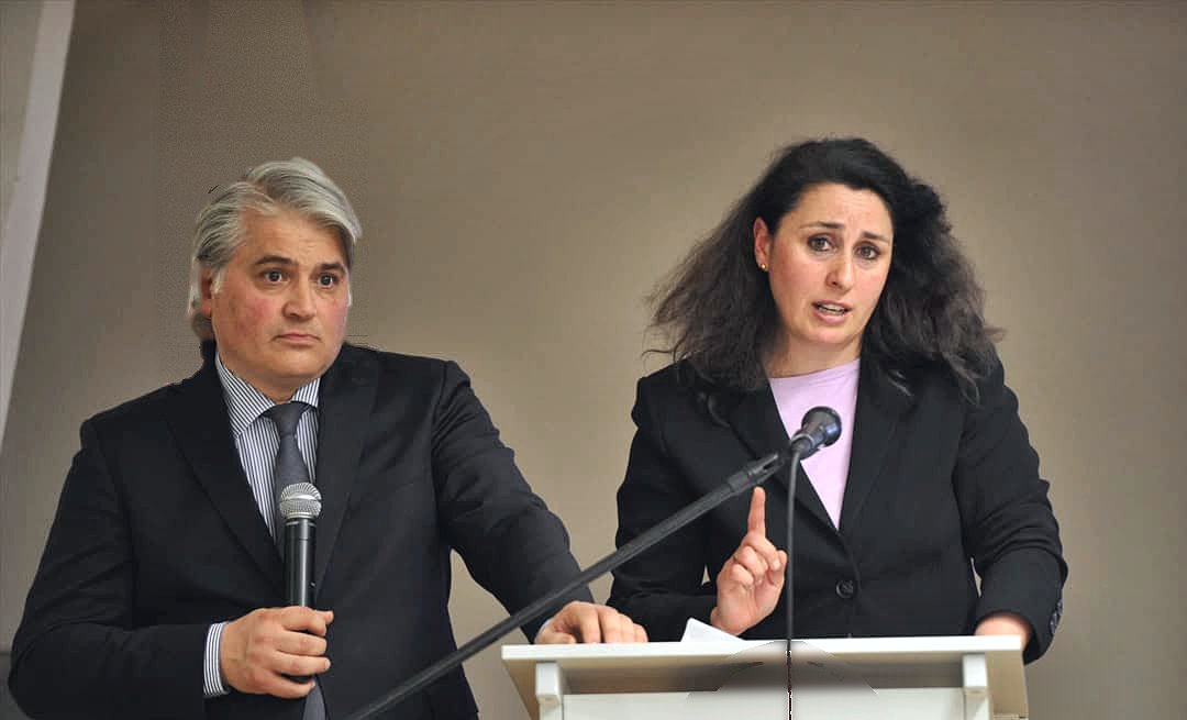 Rechtsanwältin Seda Başay-Yıldız und Rechtsanwalt Dr. Mehmet Gürcan Daimagüler bei einem gemeinsamen Vortrag